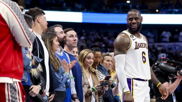 Lebron James habla con Patrick Mahomes